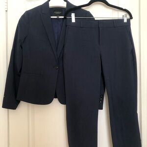 Banana Republic Washable Italian Wool Suit - 2 pieces (Jacket 4P, Pants 6P)